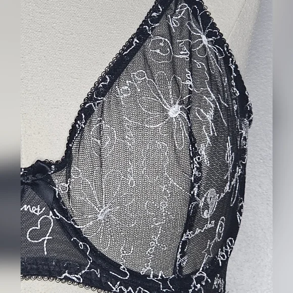 Unlined black mesh Savage Fenty bra with white embroidery pattern - Picture 7 of 7